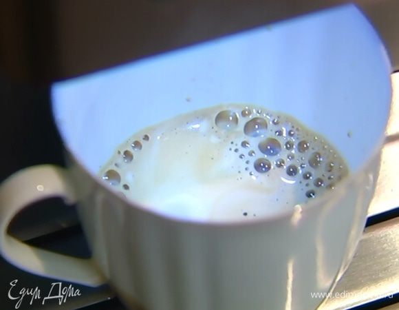 Сварить маленькую чашку крепкого кофе-эспрессо.