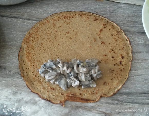 Фаршируем блинчики грибной начинкой.
Приятного аппетита!