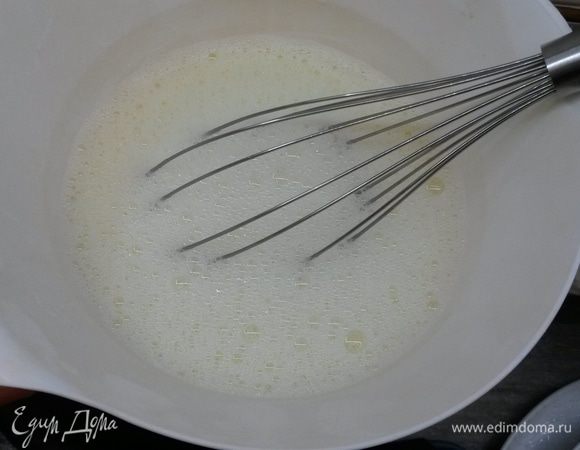 Смешиваем холодное молоко, кипяток, соль и сахар. По одному добавляем яйца, каждый раз взбивая венчиком до легкой пенки.