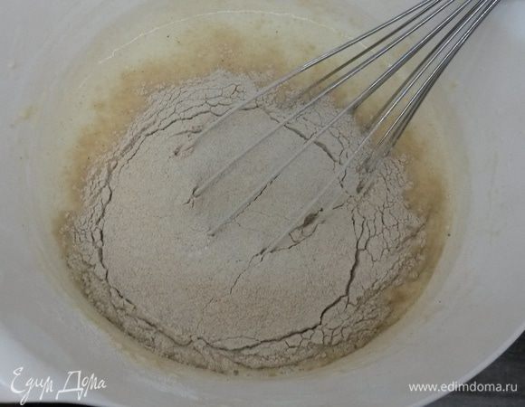 Добавляем просеянную муку, разрыхлитель, молотую корицу. Перемешиваем венчиком до однородности. В конце добавляем растительное масло, еще раз перемешиваем.