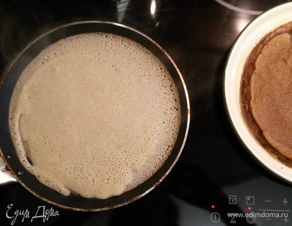 Блинчики выпекаем сразу, на сковороде на среднем огне с двух сторон. Готовые блины смазываем растопленным сливочным маслом.
Приятного аппетита! 