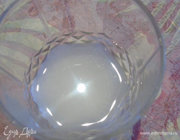 В стакан налейте теплую воду (2 ст.л.) добавьте 1 ст. л кленового сиропа и всыпьте щепотку дрожжей, перемешайте и дайте постоять 10-15 минут.