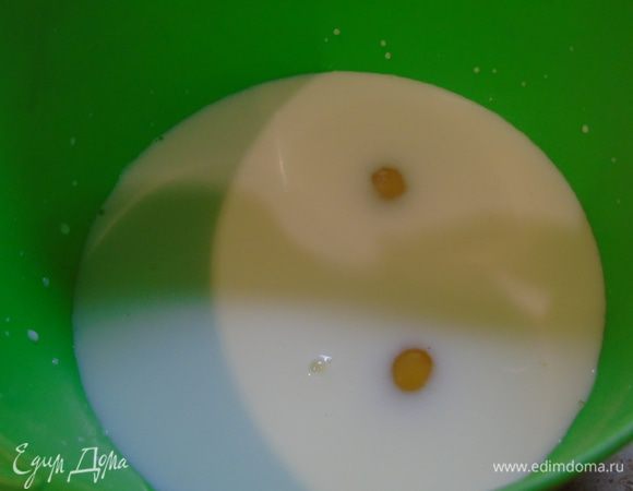 Молоко взбейте с яйцами.