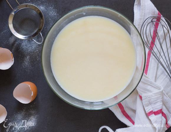 Сначала приготовьте тесто для блинов. В глубокой миске соедините молоко, кефир, минеральную воду, яйца, соль и сахар, все хорошо перемешайте, и затем добавьте теплую воду. Снова хорошенько перемешайте.