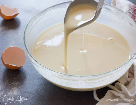 Тесто должно получиться гладким, без комочков, по консистенции будет напоминать сгущенное молоко. Оставьте на 5 минут.