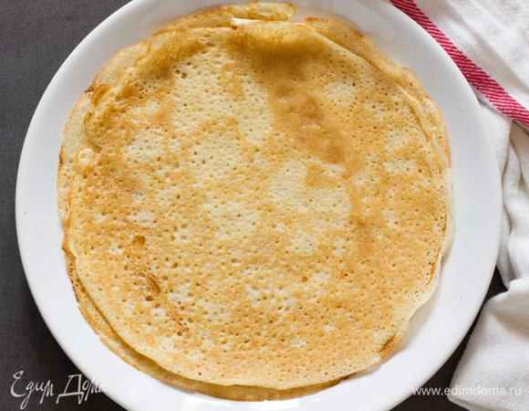 Возьмите блинную сковороду, смажьте ее растительным маслом. Жарьте небольшие блинчики, наливая тесто на сковороду маленьким половником. 