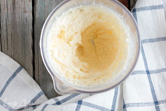 Для крема хорошенько взбейте сливочный сыр с сахарной пудрой и ванильным сахаром в пышную массу.