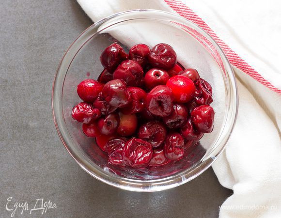 Для ягодного соуса. Вишню и клюкву предварительно разморозьте. 