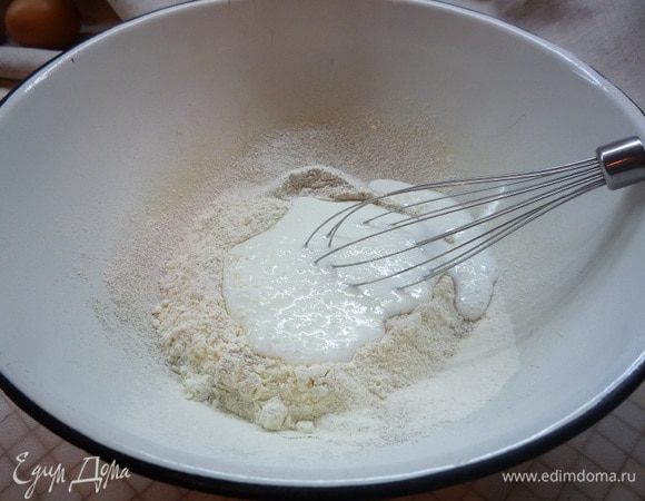 Муку просеиваем в чашку миксера, добавляем сахар и соль.
Вливаем немного простокваши и взбиваем на маленькой скорости.
Вливаем остальную простоквашу, и еще раз взбиваем на средней скорости до однородности.