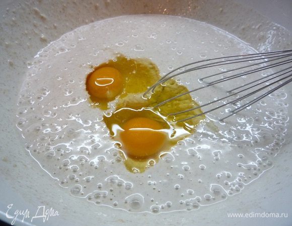 Добавляем растительное масло, яйца и снова взбиваем до однородности. Густоту теста регулируем добавлением муки или простокваши.