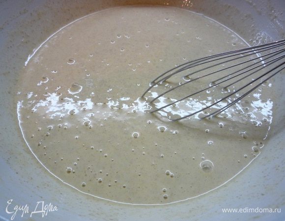 Накрываем чашку с тестом полотенцем и оставляем на 1 час.
Добавляем соду, перемешиваем и оставляем еще на 15 минут.