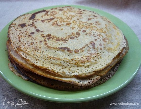 Разогреваем сковородку, смазываем ее подсолнечным маслом и жарим пышные небольшие блины.