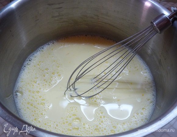 В миске соединяем яйца, сливки и подсолнечное масло. Взбиваем венчиком до однородности.