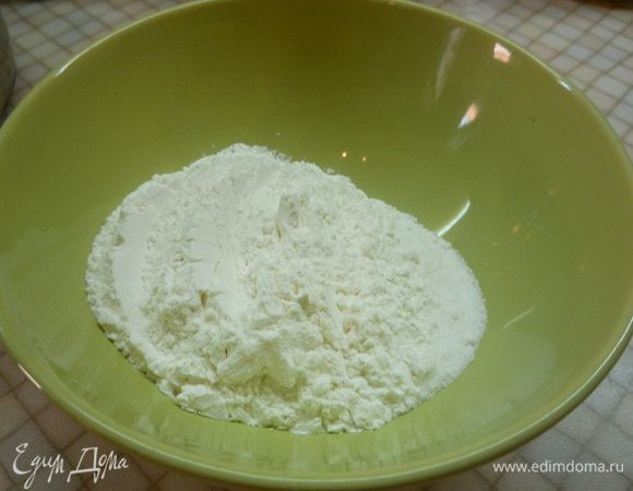 Соединяем сухие ингредиенты и постепенно добавляем в сливочную смесь.