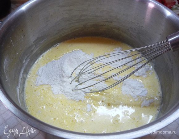 Перемешиваем венчиком.