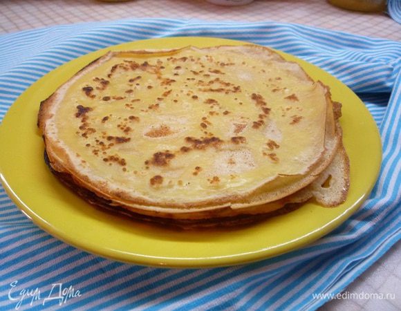 Разогреваем сковороду, смазываем растительным маслом и выпекаем тонкие, кружевные блинчики.