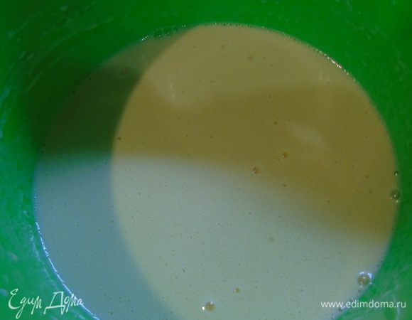 В молоко с яйцами добавьте дрожжи с водой и оставшийся кленовый сироп. Подмешать сухие ингредиенты, перемешать венчиком, накрыть пленкой и оставить на 1 час. 