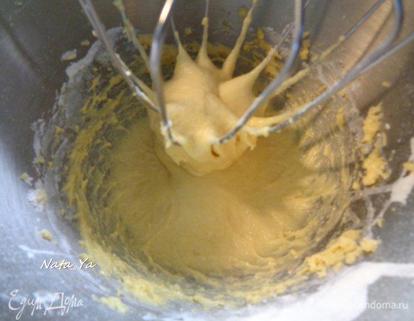 Испечем тоненькие блинчики. В муку добавим по очереди 3 яйца. Получится густая смесь.