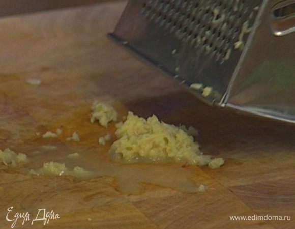 Корень имбиря почистить и натереть на мелкой терке — должна получиться 1/4 ч. ложки.