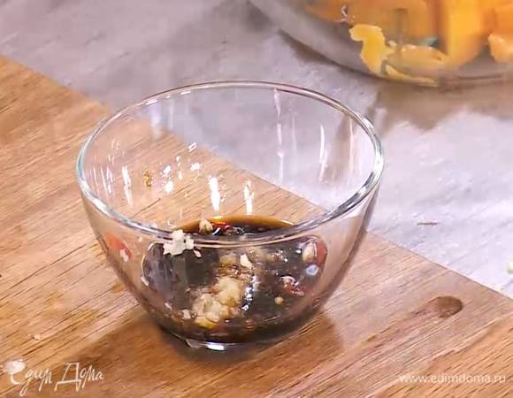 Приготовить заправку: натертый имбирь соединить с перцем чили, влить соевый и рыбный соус, рисовый уксус, кунжутное масло, добавить сахар и все перемешать.