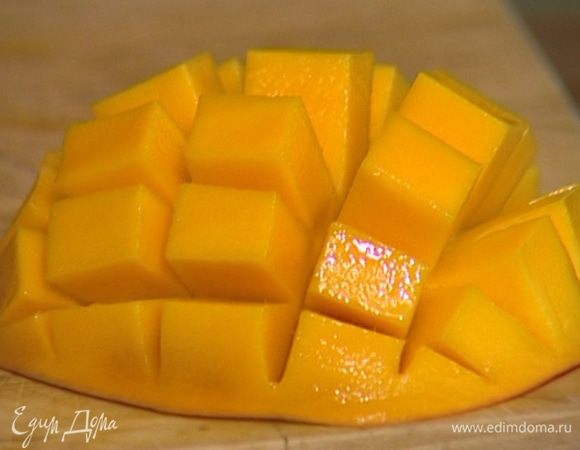 Манго почистить и нарезать небольшими кубиками.