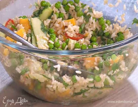 Манго и огурец выложить в глубокую посуду, полить оставшейся заправкой, добавить рис, зеленый горошек, кинзу и все перемешать.