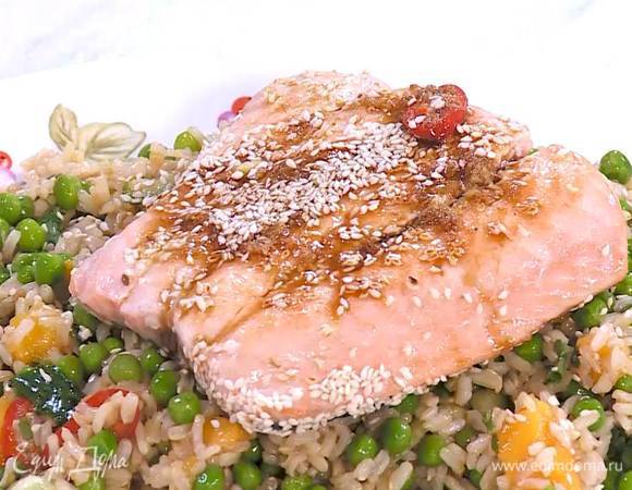 Переложить салат на блюдо, сверху поместить обжаренную семгу вместе с кунжутом.