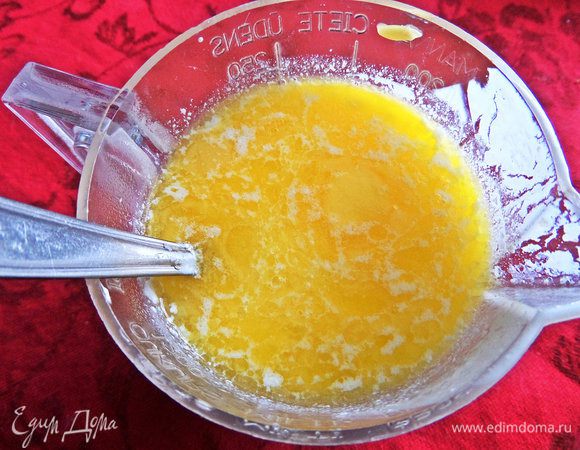 Масло сливочное растопить в горячей воде вместе с сахаром или отдельно.