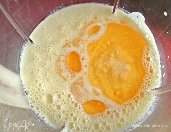 Вылить в кувшин-блендер кефир, разбавить водой с маслом и сахаром. Влить растительное масло.