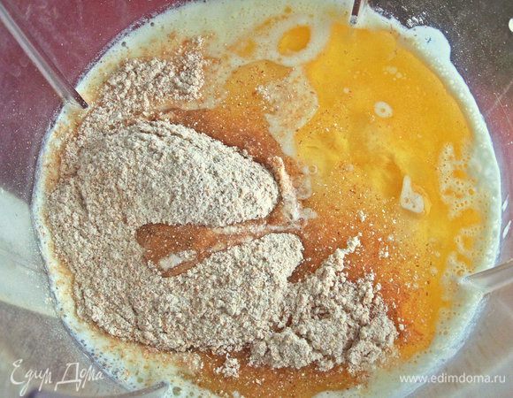 Высыпать цельнозерновую муку, соль.