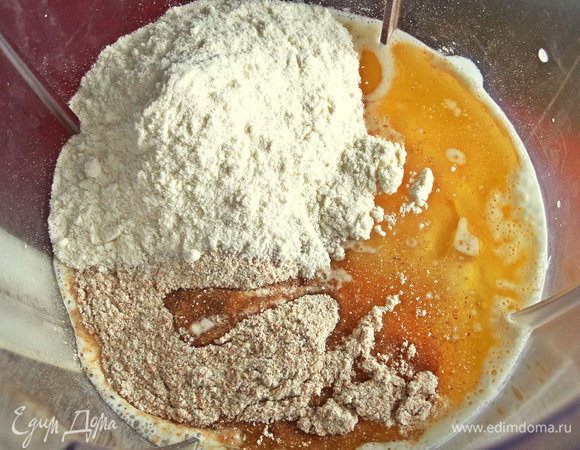 Теперь обычную муку с разрыхлителем и ванилью. Вместо яйца воспользуемся крахмалом.