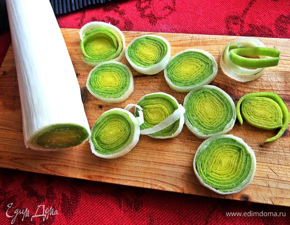 В это время нарезать белую часть порея тонкими кольцами.