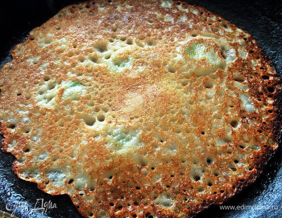 Перевернуть луком вниз и жарить дальше.