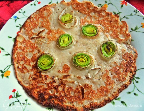 Пошевелить блин, убедиться, что лук не прилип и тогда подцепить лопаткой и перенести на тарелку.