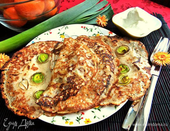 Подаём со сметаной.