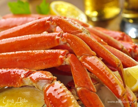 Выкладываем на тарелку, сервируем долькой лимона и веточкой зелени.