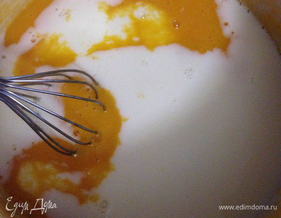 Вливаем молоко и все перемешиваем.