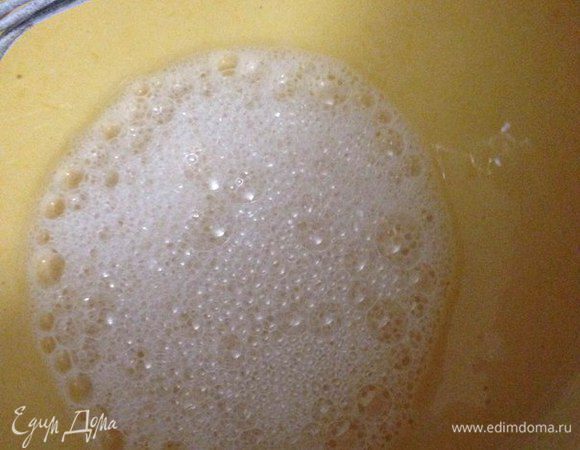 Добавляем гашенную соду с уксусом и оставляем настояться тесту 10 минут.