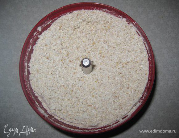 Хлопья овсяно-перлово-пшеничные перемалываем в муку.