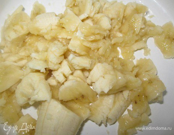 Разминаем банан вилкой.