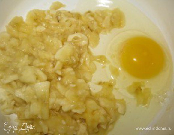 Добавляем яйцо к бананам, перемешиваем.