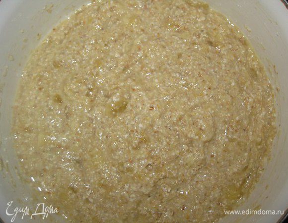 Далее добавляем перемолотую муку, молоко и взбиваем.