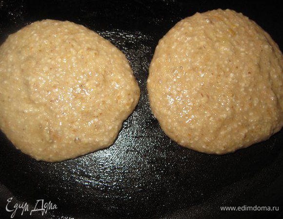 Разогреваем сковороду и обжариваем оладушки с двух сторон.