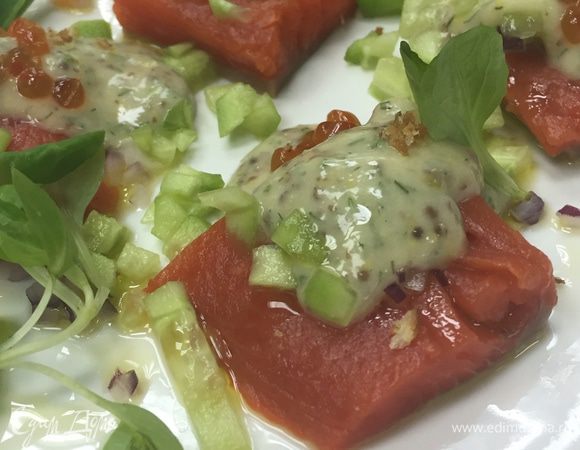 Огурец и лук мелко рубим. Подаем на стол с листьями салата. Приятного аппетита!