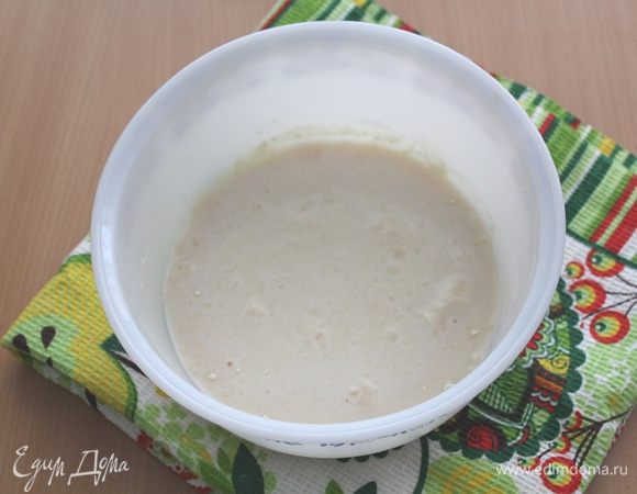 Растереть дрожжи с 1 ч. л. сахара.
Добавить половину теплого молока и 1 ст. л. муки, размешать и оставить до появления пузырей на 10-15 минут.