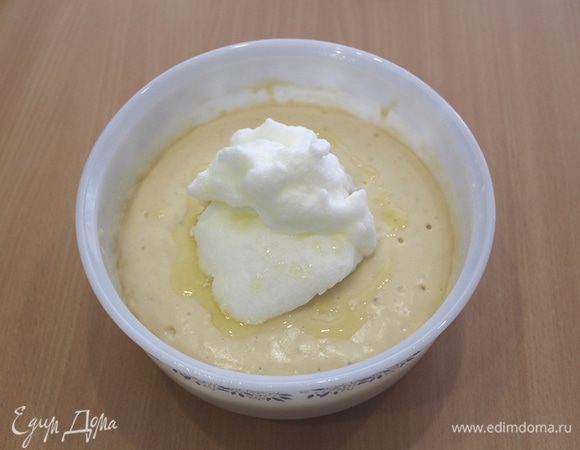 Белок взбить и аккуратно ввести в тесто.