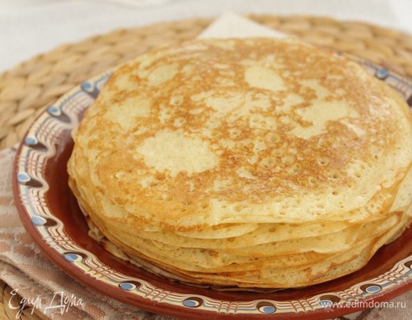 Выпекать на разогретой сковороде, смазав ее кисточкой топленым маслом.
Готовые блины смазывать также смазать топлёным маслом.