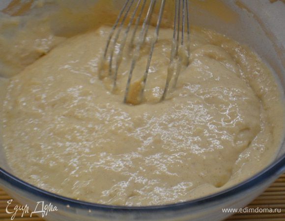Всыпать муку, не переставая мешать, чтобы не было комочков.