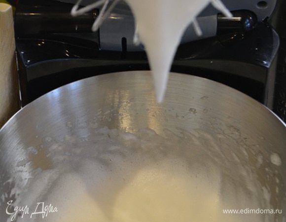 Белки посолить и взбить до крутых пик.