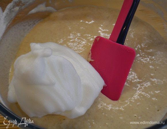 Столовой ложкой вводить белковую массу в тесто, аккуратно перемешивая снизу вверх.